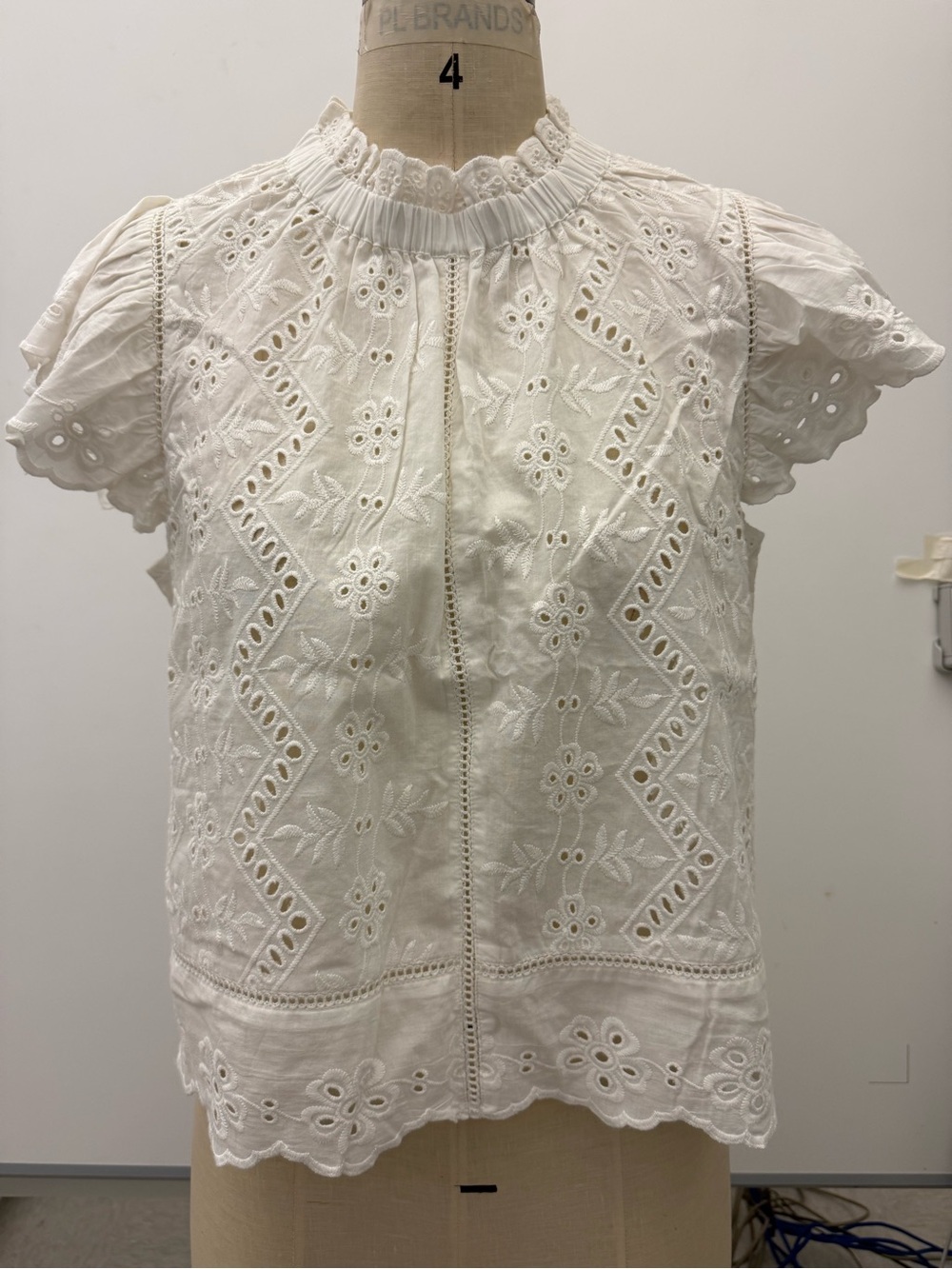 Jennifer & Grace Women’s White Eyelet Lace Short Sleeve Top - Medium